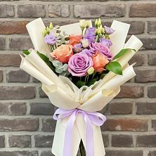 Букет цветов из:  Лизиантусы и Розы в Покровском Ставропольского края